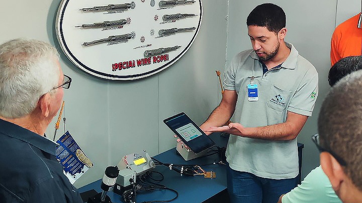 Engenheiro Luiz Felipe apresentando o funcionamento do Sistema de Monitoramento de Pressão de Patolas para e
engenheiros da Vale