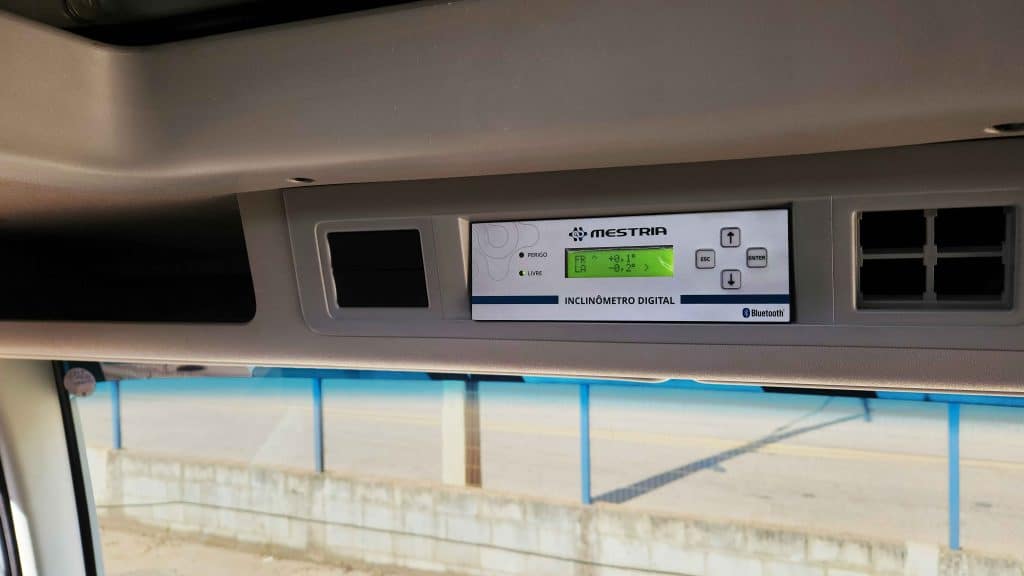 Inclinômetro Mestria instalado em caminhão de cliente.
