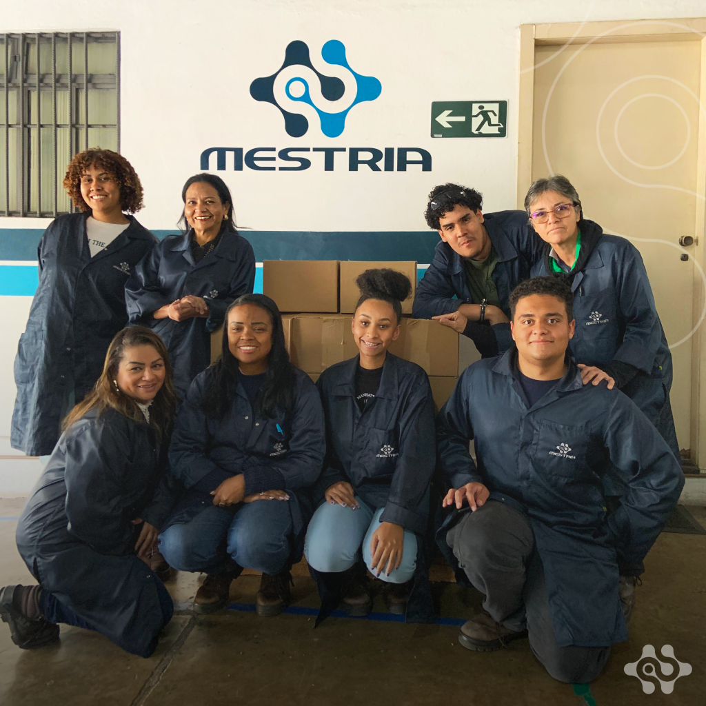 Equipe de produção dos equipamentos de Automação industrial