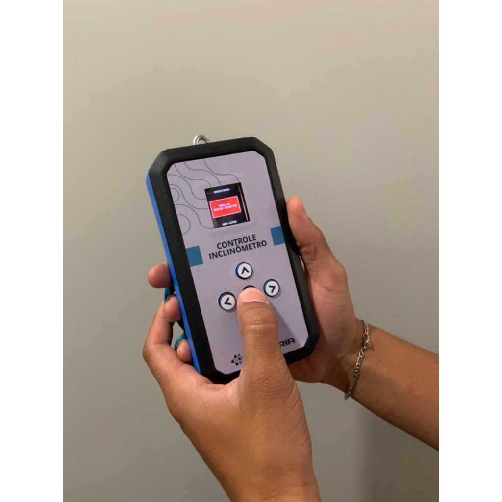 Operador utilizando inclinômetro com controle remoto durante o basculamento de caminhão basculante
