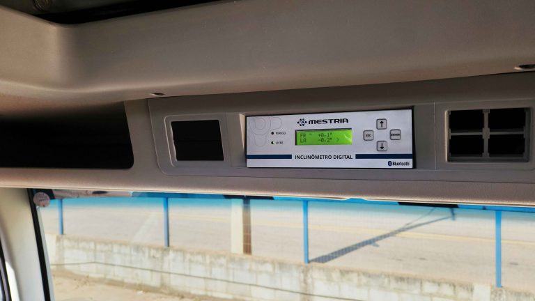 Inclinometro-Mestria-instalado-em-caminhao-basculante-de-cliente-scaled