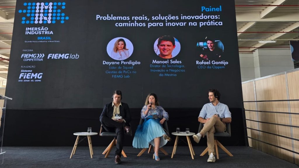 Manoel Sales, socio diretor da Mestria apresentando juntamente com os outros palestrantes o painel: “Problemas reais, soluções inovadoras: caminhos para inovar na prática?”