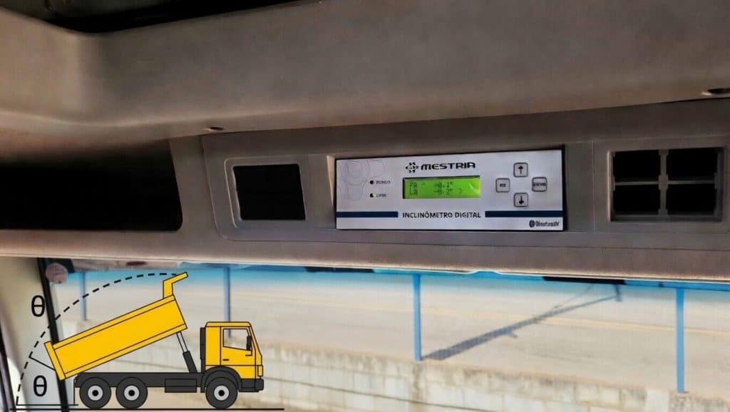 Caminhão com inclinômetro para caçamba Mestria. 